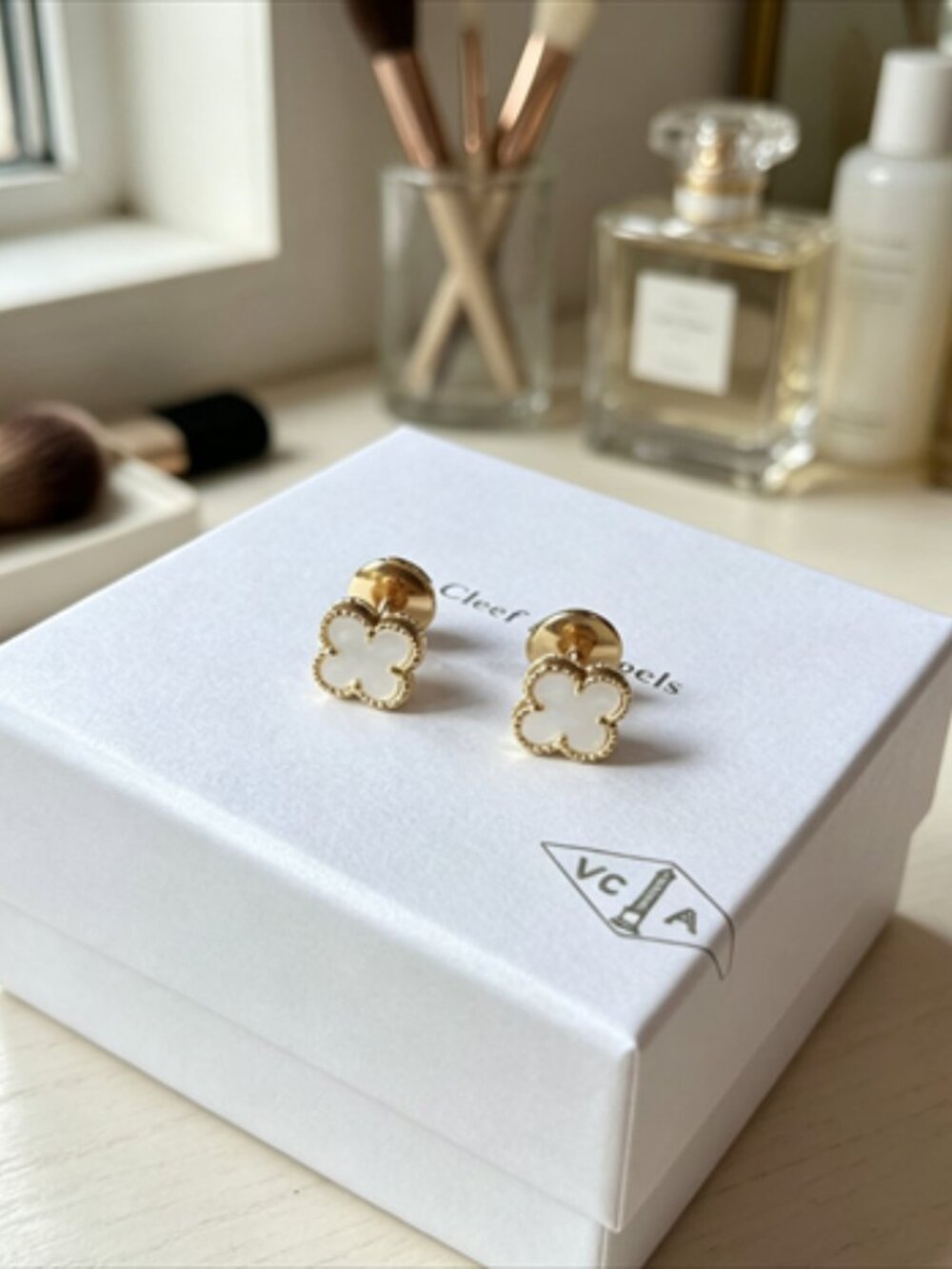 ✨Van Cleef & Arpels White Earrings✨